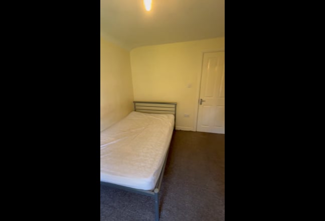 Garden Face Double Room Walk to Glos Hospital  Main Photo
