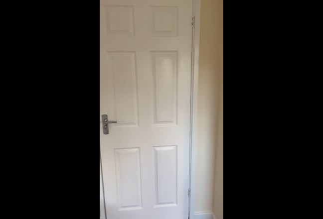 Double Room in large Guildford house Main Photo