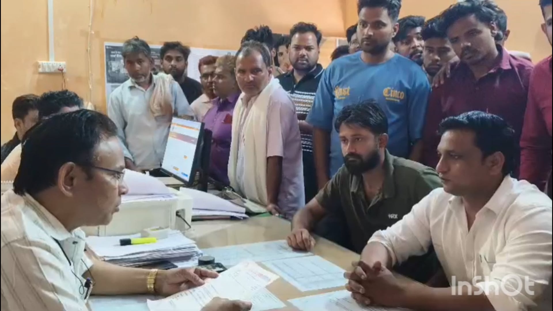 फरह बिजली घर पर ग्रामीणों का प्रदर्शन