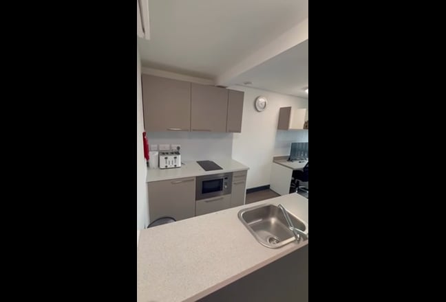 Large Studio Room for Couples or Single  Main Photo