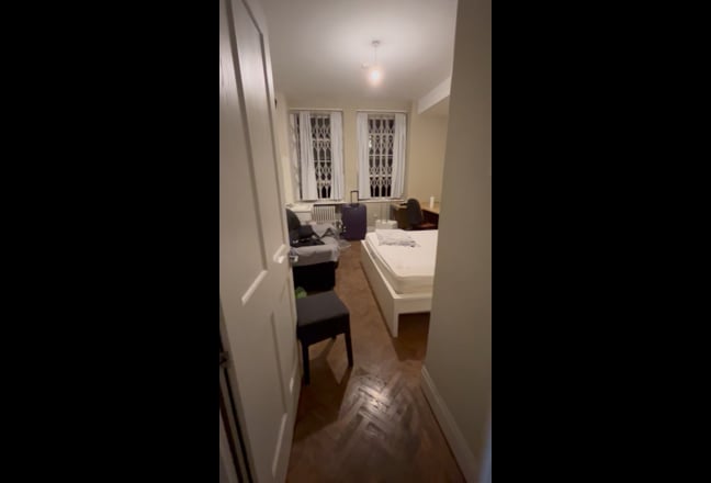 Queensway| 1 King Size Bed Room Main Photo