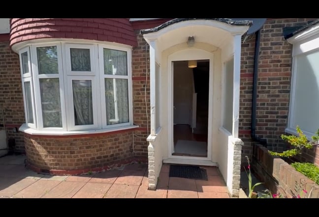 🏡✨ 3 Bedroom Home in Mitcham – Just Minutes from  Main Photo
