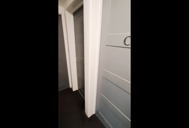 Modern Studio Flat with kitchenette & ensuite Main Photo