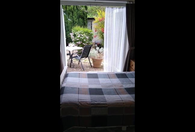 Sunny garden room in convenient location Main Photo