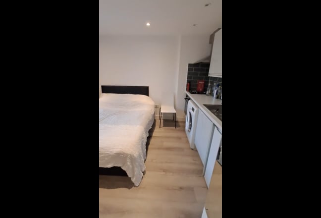Modern Ensuite Studio Flat Main Photo