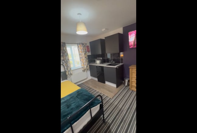 Hampton Centre - Immaculate Large Double Rooms Main Photo