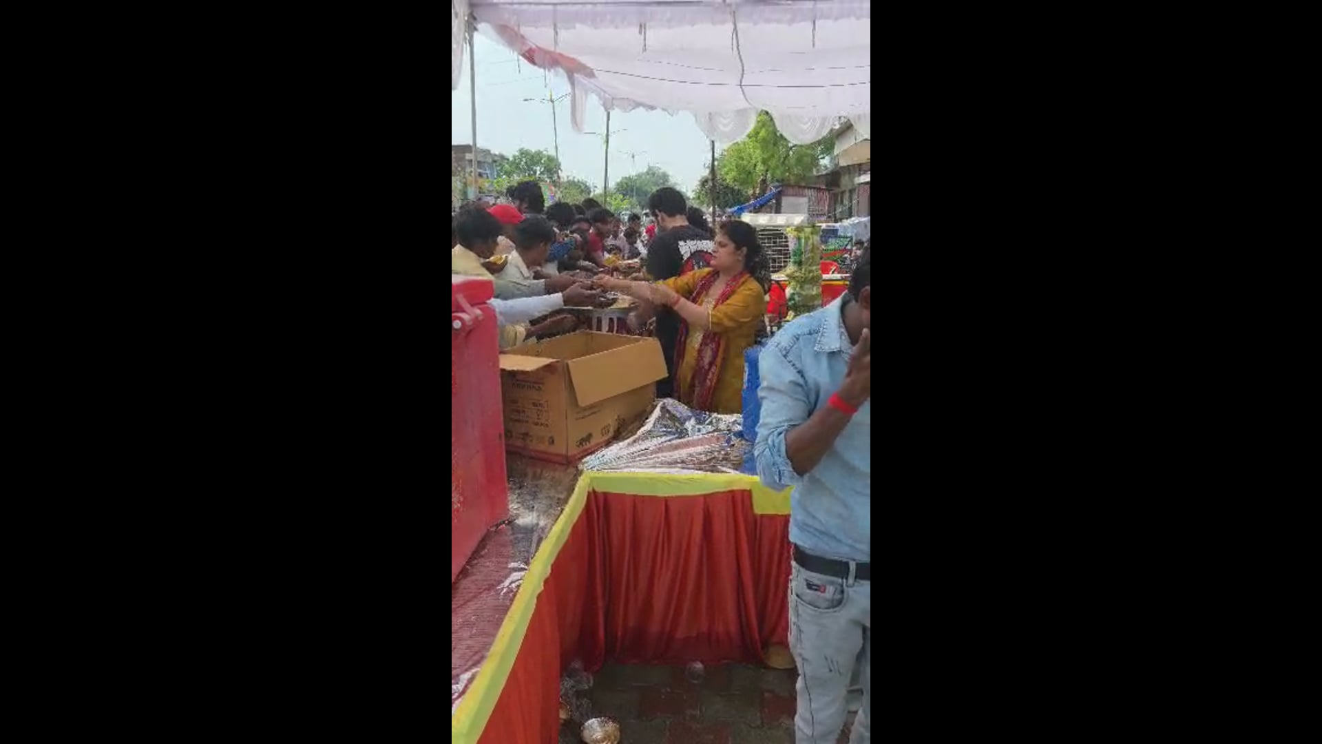 पलिया में बड़े मंगल पर भक्ति की धूम, जगह-जगह हुआ भण्डारा, सैकड़ों श्रद्धालुओं ने ग्रहण किया भण्डारे का प्रसाद