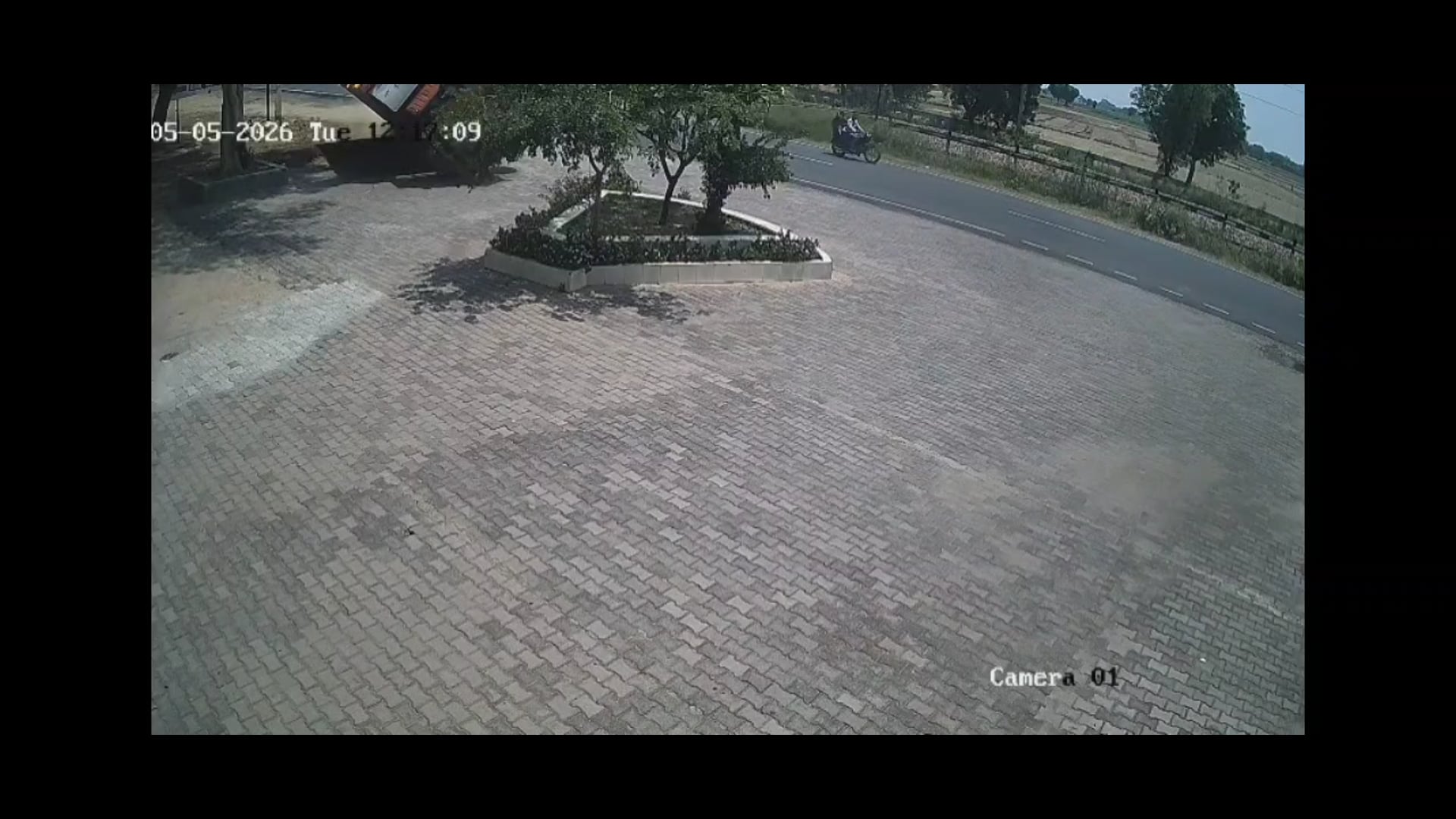 🚧 तेज रफ्तार का कहर: पीके कॉलेज गेट तोड़ कैंटर पलटी, एक की मौत
