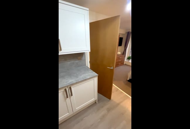 Large Double bedroom ensuite, professional share Main Photo
