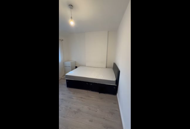  fully furnished room available, bills included Main Photo