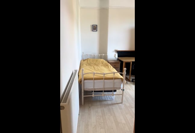 Spacious room available in lovely flat Main Photo