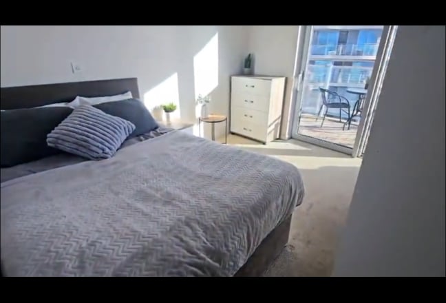 Stunning Double Room - View of River & Royal Docks Main Photo