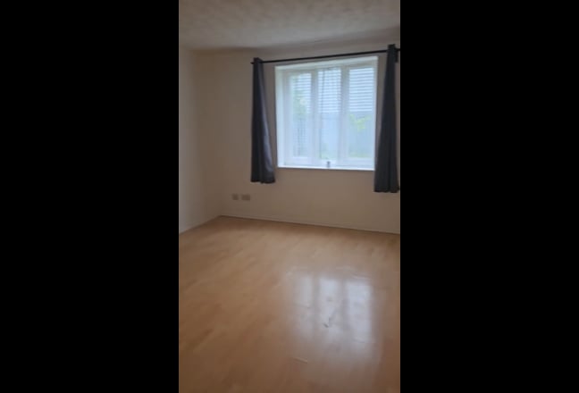 2 bedroom ground floor flat semi-furnish  Main Photo