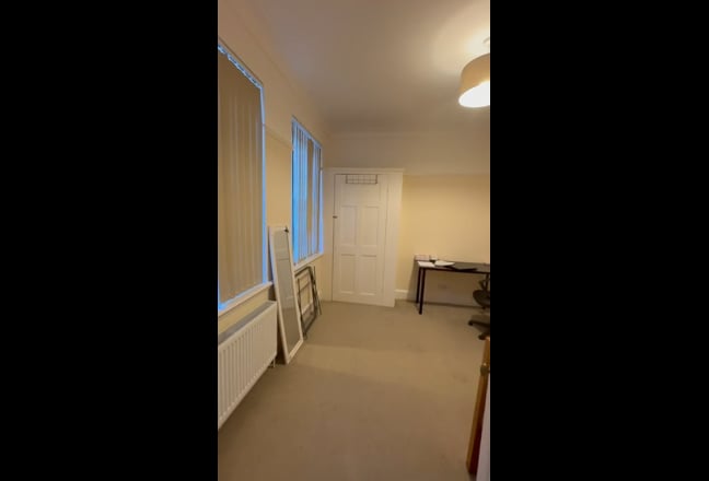 Double Room to rent 1 min from Cheam Train Station Main Photo