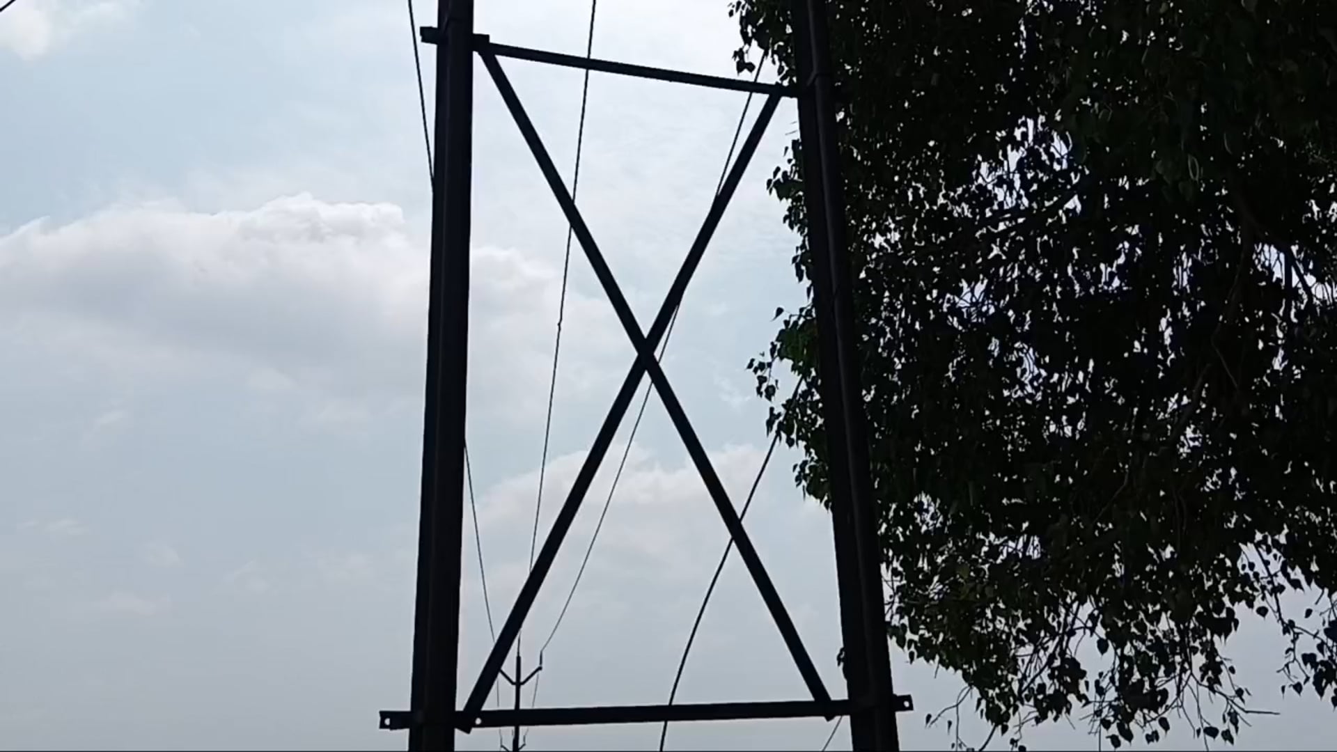 सिरदला प्रखंड में आए आंधी तूफान बारिश के कारण बिजली हुई बाधित