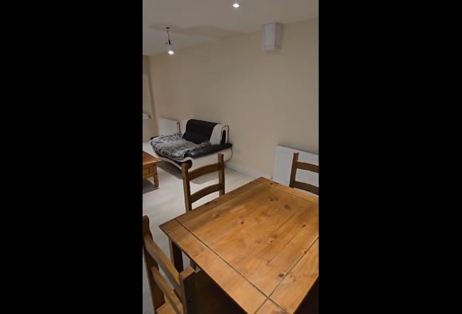 New Spacious Ensuite Suite - 2 Rooms SL1 1QW Main Photo