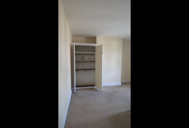 Spacious room | river front property Main Photo