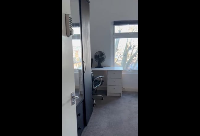 Double furnished en-suite room for an individual Main Photo