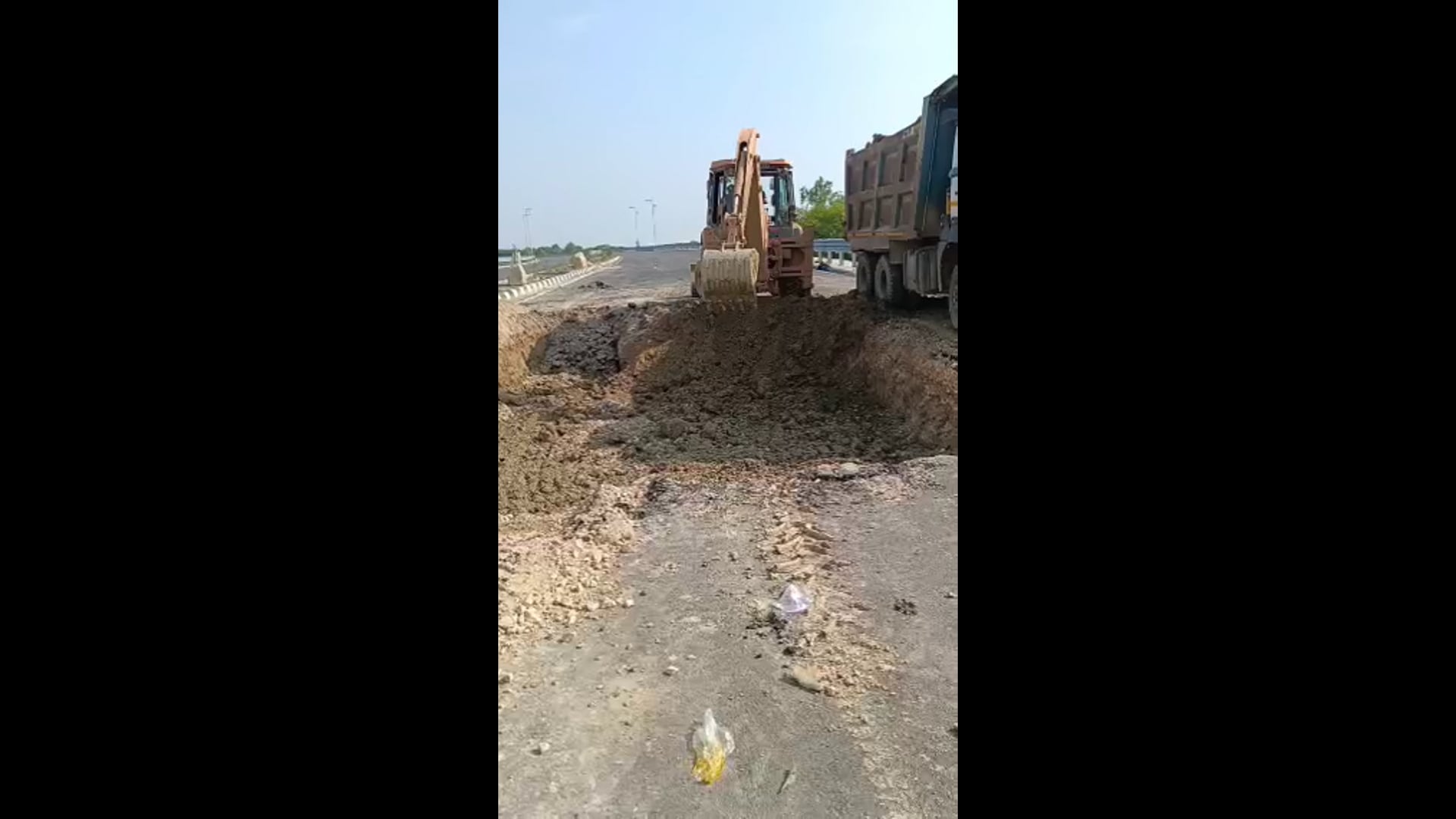बिहार ब्लॉक के रामदासपट्टी में रामवनगमन मार्ग चालू होने केपहलेधसा खबर चलने के बाद जागाठेकेदार शुरू कराया मरम्त का कार्य,
