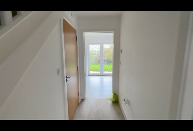 Large Double Room and Parking near Farnham Main Photo