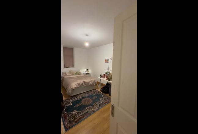 1 double ensuit room is available, LS2 9LR  Main Photo