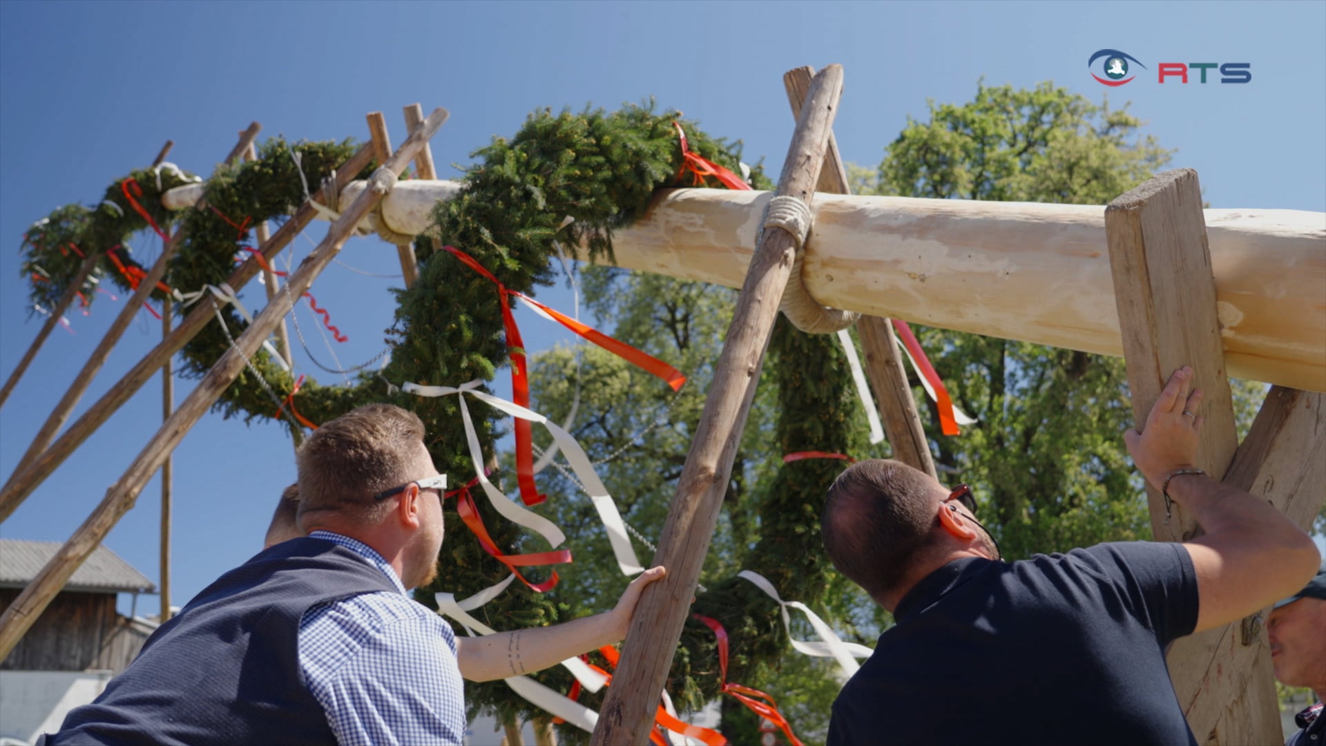 gelebtes-brauchtum-maibaumfest-der-loiger-schnalzer