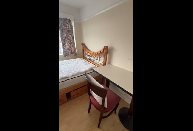 Large room in a quiet residential lewisham area  Main Photo