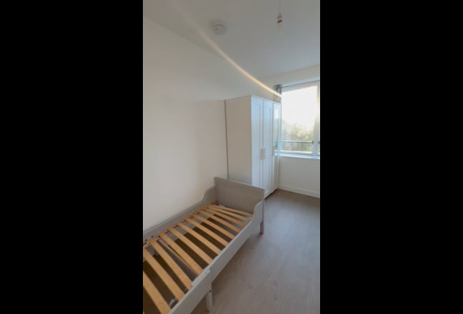 Single bedroom in family home  Main Photo