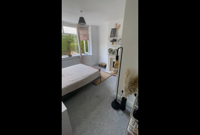 Large Ensuite Room | Cleaner & Bills Included! Main Photo