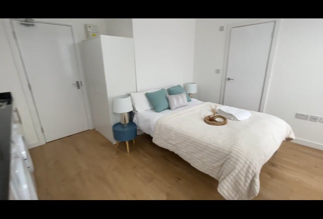 Refurbished Large double studio | Bills Included Main Photo