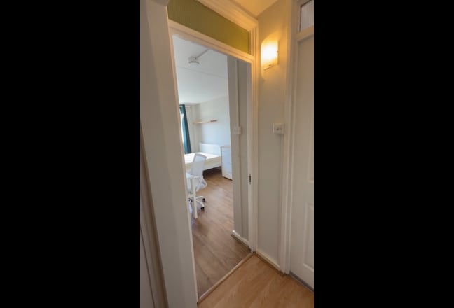 Well located Battersea Flat Main Photo