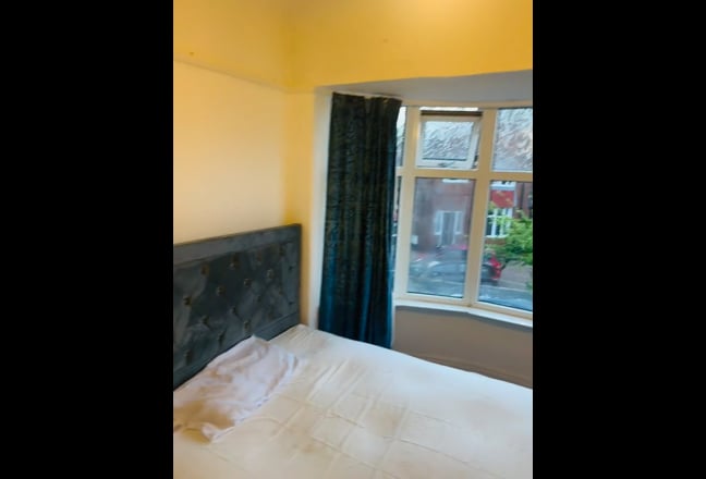 Double Room in a House with a Shared Living Room Main Photo