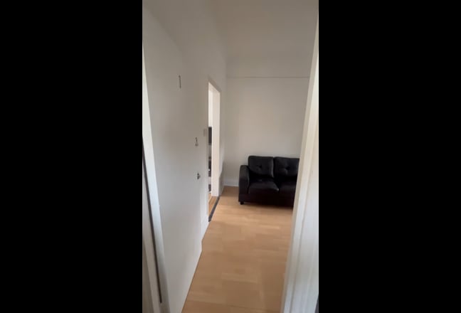 1-Bedroom Flat with Additional Box Room – Brixton Main Photo