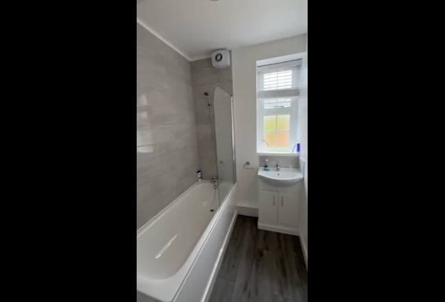 Lovely double room available 2 mins from station Main Photo