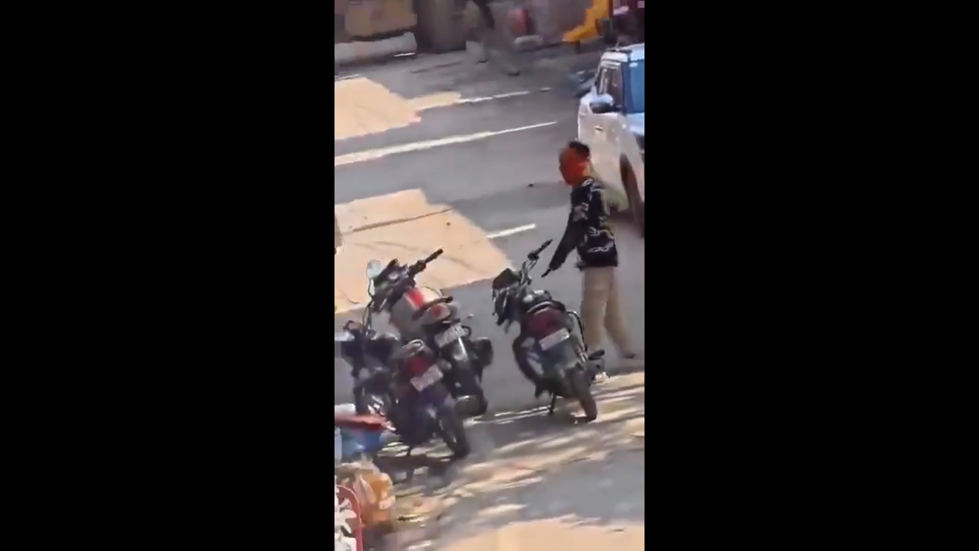 ➡️.....बिहार के सीवान में भगवा गमछा बांधे 5 अपराधी, फायरिंग करते हुए ज्वेलरी शॉप से 30 लाख रुपए के गहने लूट लिए।