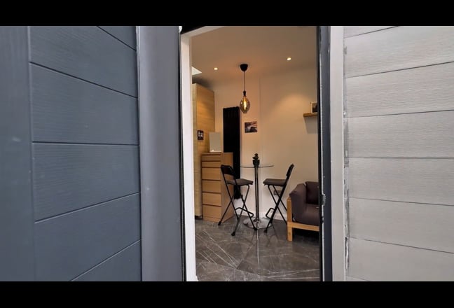 This Studio Has It All: Luxury : Style : Location: Main Photo