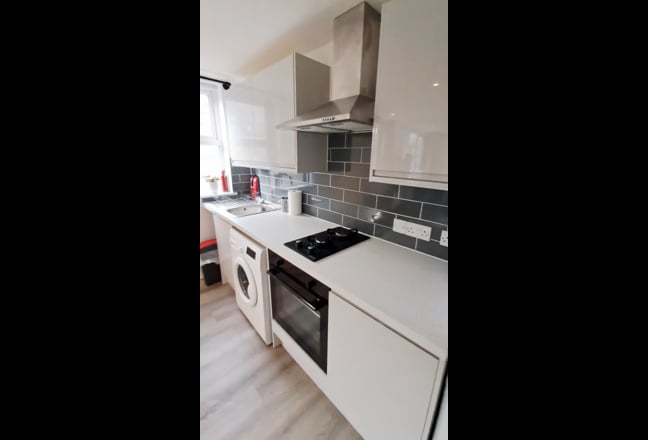 Modern Studio Flat with Ensuite & Kitchenette Main Photo