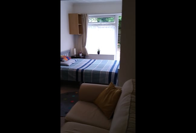 Large garden room near Mill Rd Main Photo