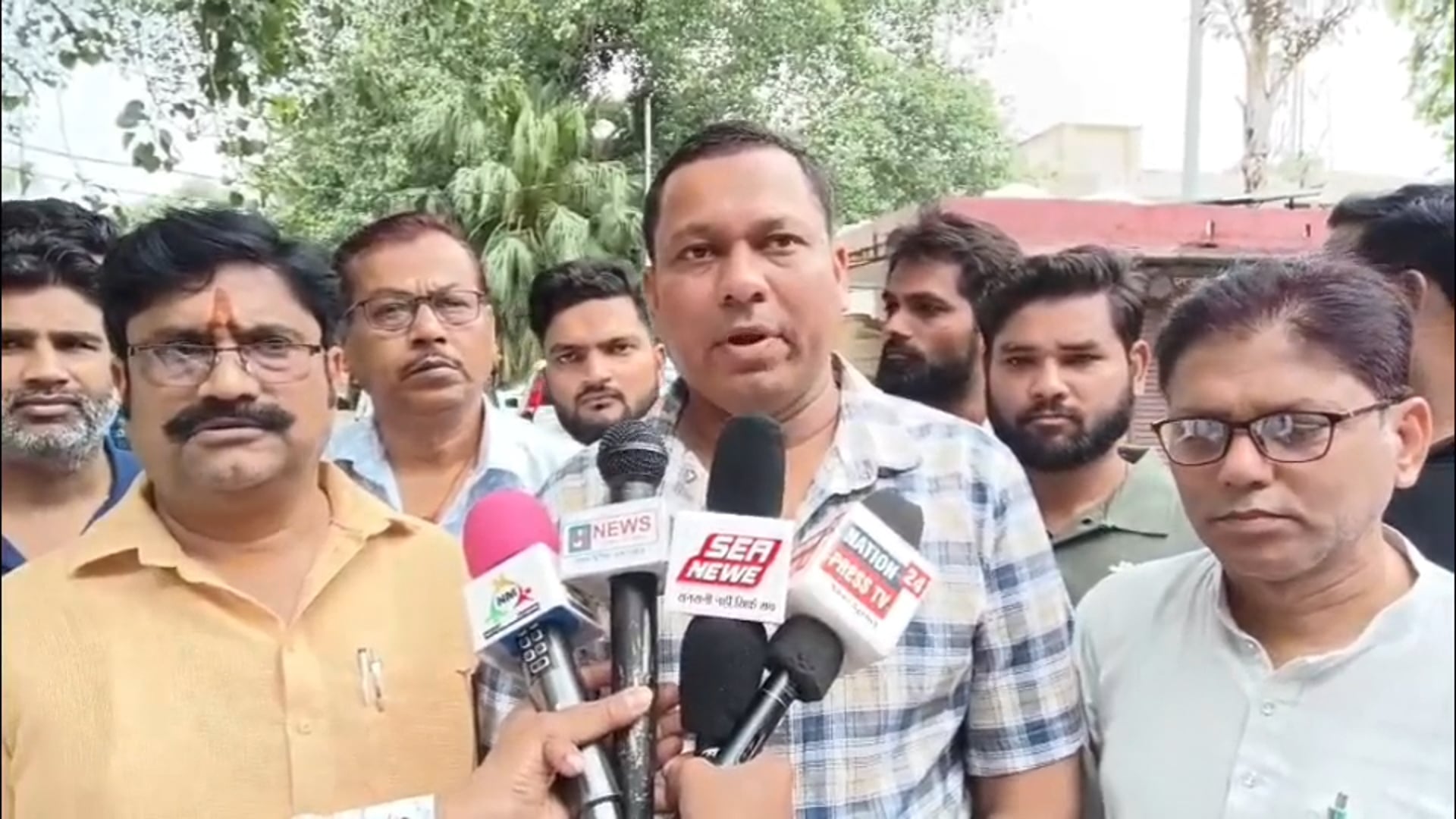 सिटी मजिस्ट्रेट को ज्ञापन देने के बाद प्रेस वार्ता करते सलाउद्दीन उद्योग व्यापार मंडल शाहजहांपुर