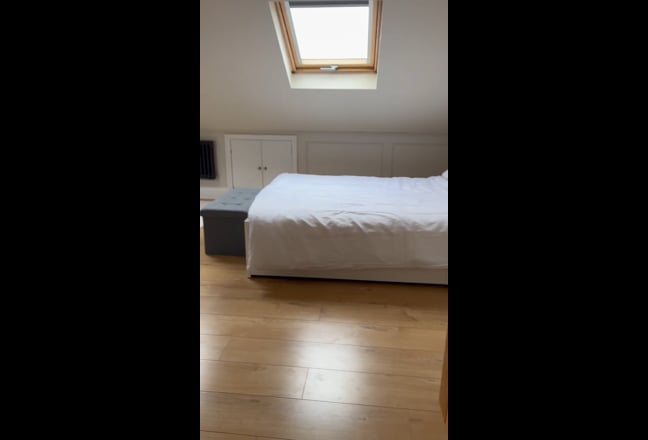 Large loft room with en-suite /kitchen Main Photo