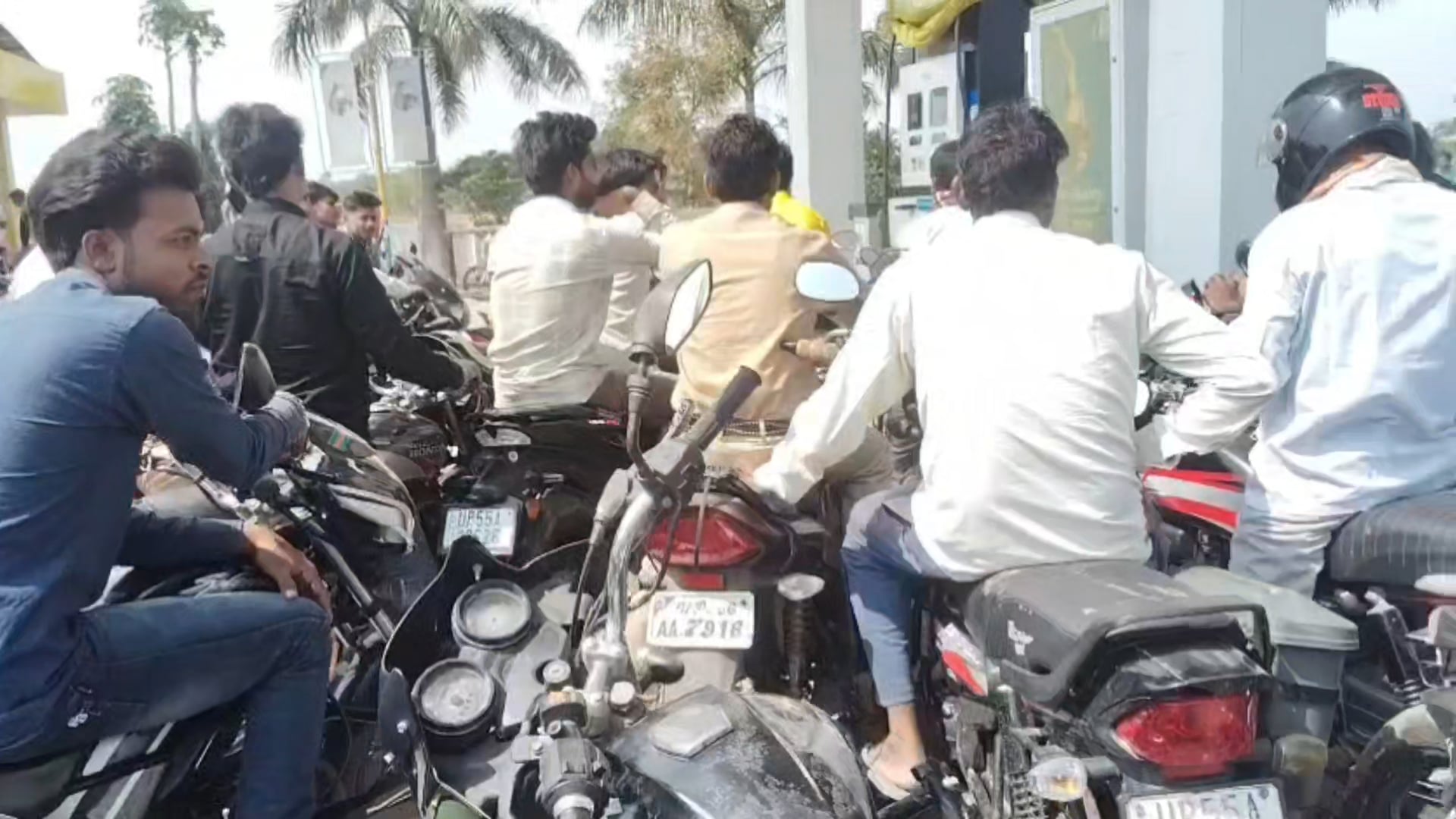 सिद्धार्थनगर में पेट्रोल की कालाबाजारी का आरोप, ₹150 प्रति लीटर वसूली का वीडियो वायरल