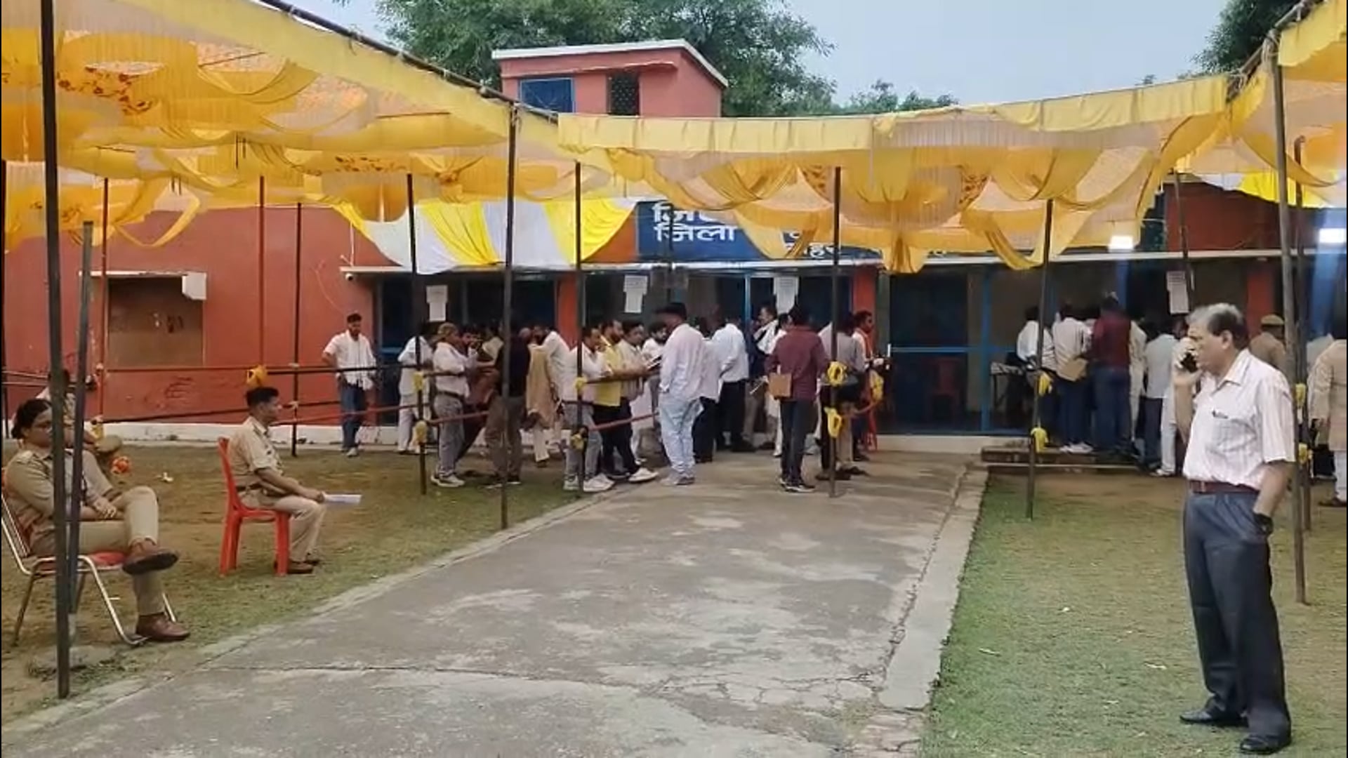 शाहजहांपुर कटरा उपचुनाव: चौथा राउंड, दो राउंड शेष
मतगणना के दौरान कुल 10133 मतों की गणना की गई, जिनमें 321 मत निरस्त घोषित किए गए।
भाजपा की सोनम गुप्ता को कुल 3003, 
ऑल इंडिया ब्लॉक फारवर्ड पार्टी की प्रत्याशी पूजा कसाना को 3268 मत, 
कांग्रेस पार्टी के प्रत्याशी वाजिद को 2495 वोट समाजवादी पार्टी के प्रत्याशी भरत को 392 सर्वदेव अहमद को 176, अब्दुल समद को 193, रचना को 68, रजी अहमद को 69 वसीम को 52 मत वहीं नोटा में 96मत पड़े।