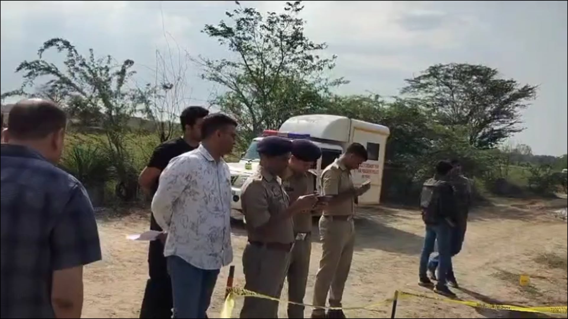 मथुरा के टैटीगांव में हुई डकैती व लूटकांड के हथियार बंद दो बदमाश पुलिस मुठभेड़ में हुए ढेर,

बाबरिया गैंग से जुड़े थे दोनों खूंखार किस्म के बदमाश,

23 अप्रैल को व्यापारी के घर में दिया था डकैती की घटना को अंजाम,

परिवार को बंधक बनाकर लाखों की नगदी और सोने चांदी के आभूषण लेकर हो गए थे फरार।