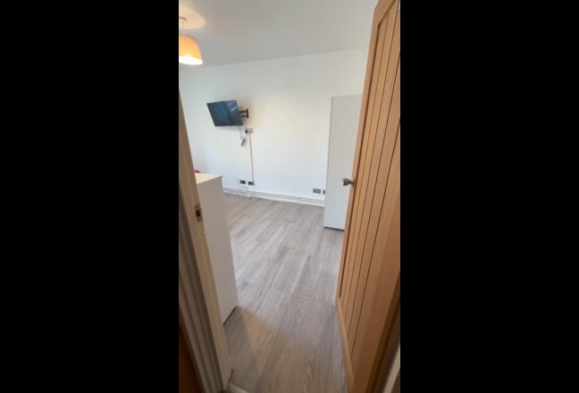3 Double Rooms Available in Roehampton Main Photo