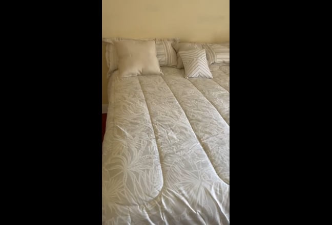 Rooms for Rent Available Immediately in Upscale  Main Photo