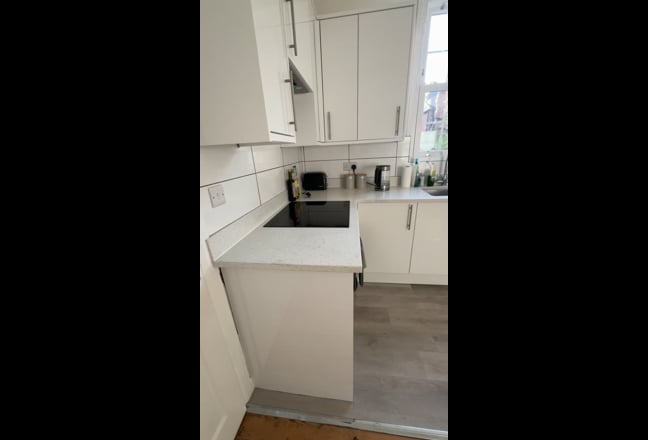 Double Bed Own Bathrm Close to Town Avail Now Main Photo