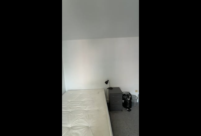 Large Modern Double Room - Bills Included - B15 Main Photo
