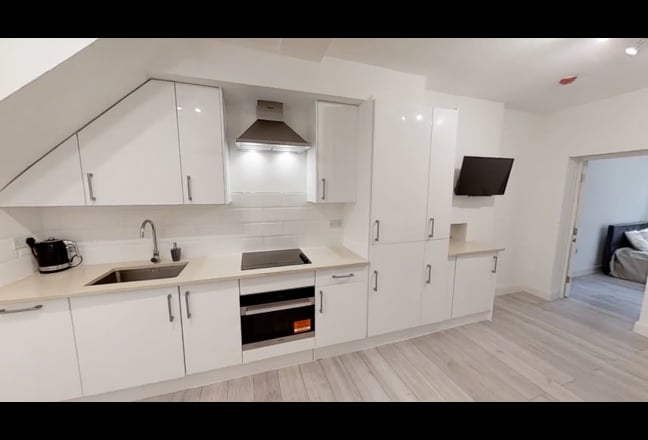 3 Double Ensuite Bedroom Flat, Private Garden! Main Photo