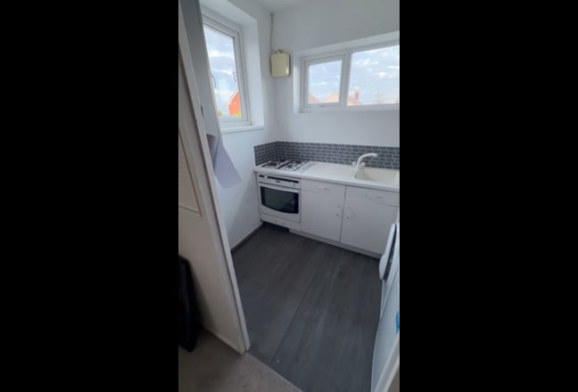 Double room with own kitchen in weybourne  Main Photo