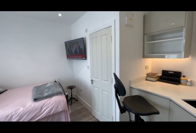 Lux  en-suite Double Room available in June !  Main Photo